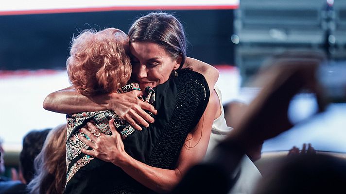 La reina Letizia se funde en un abrazo con una señora mayor que se lo pide