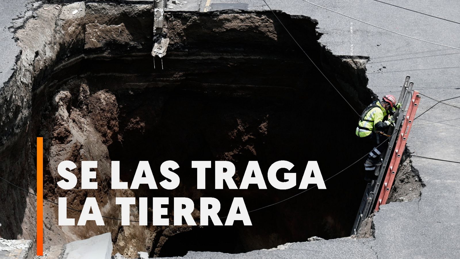 Continúa la búsqueda de una mujer y su hija de 15 años, desaparecidas al caer su coche en un socavón en Guatemala.