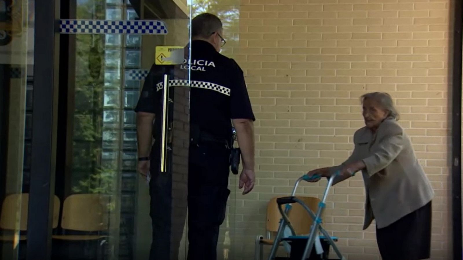 Encuentra un sobre con la pensión de una vecina y lo entrega | Ver