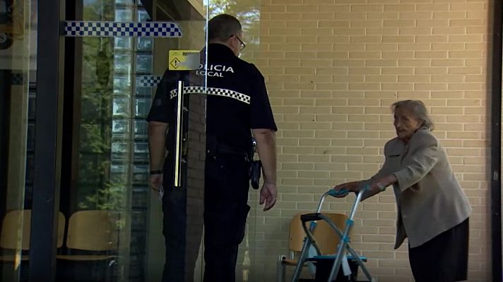 Telediario 1 - Una mujer encuentra un sobre con los 500 euros de la pensión de una vecina y lo entrega a la Policía