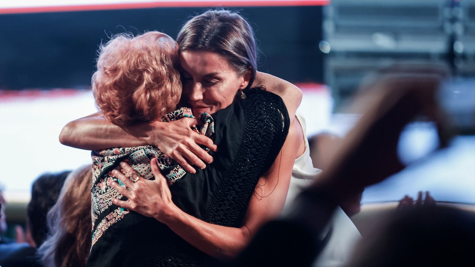 ¿Quién es Maruja, la mujer que pidió un abrazo a la reina? | Ver