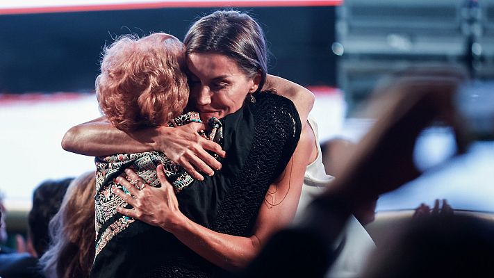 Telediario 1 - Maruja, la mujer que pidió un abrazo a la reina: "Me dijo que no llorara porque iba a llorar ella también"