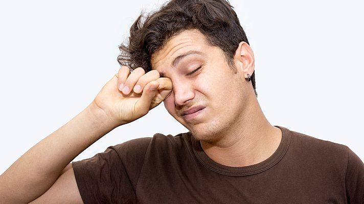 ¿Por qué nos frotamos los ojos cuando tenemos sueño?