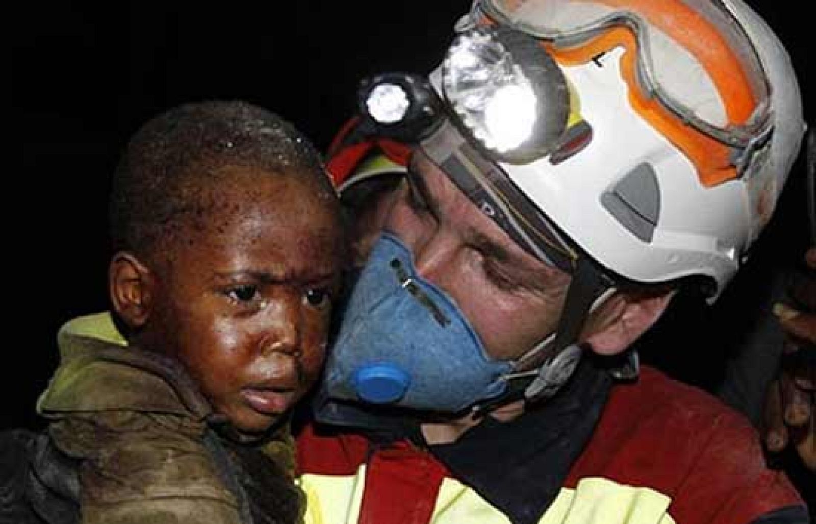 La imagen de un bombero español rescatando con vida a un niño de dos años sepultado durante tres días, ha dado la vuelta al mundo. Todos nos agarramos a lo que significa: la esperanza de que los supervivientes aguanten bajo los escombros, hasta que alguien pueda llegar a ellos. Pero no sólo es emocionante para nosotros que lo vemos, los propios bomberos  que intervinieron en la operación dicen que no hay nada comparable. 