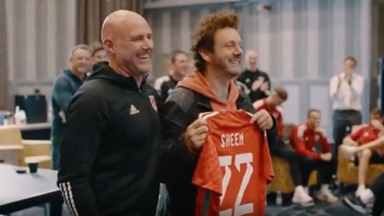 Michael Sheen arenga a los jugadores de Gales para el Mundial