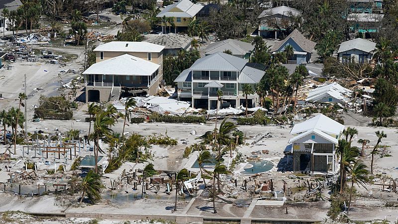 El huracán Ian deja daños catastróficos y a miles de personas atrapadas