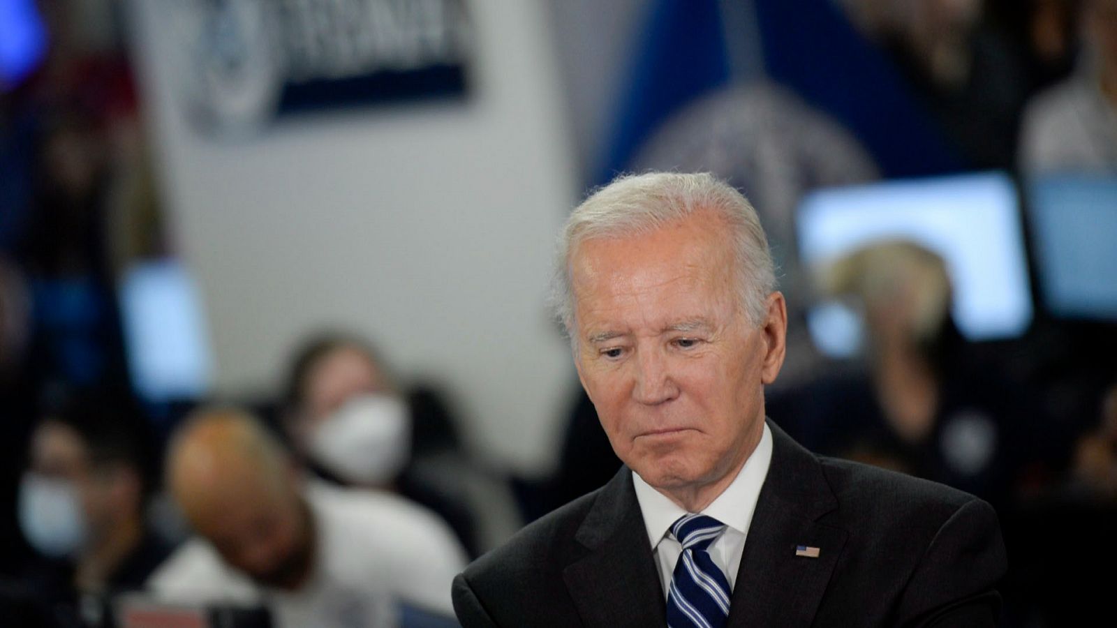 Biden se confunde al buscar en un acto a una congresista republicana fallecida