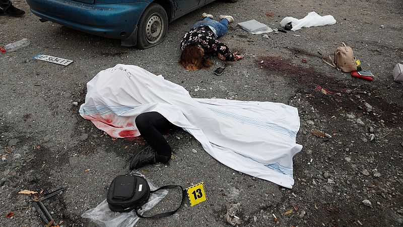 Un ataque ruso a un convoy humanitario causa una masacre en Zaporiyia - La tarde en 24h | Ver