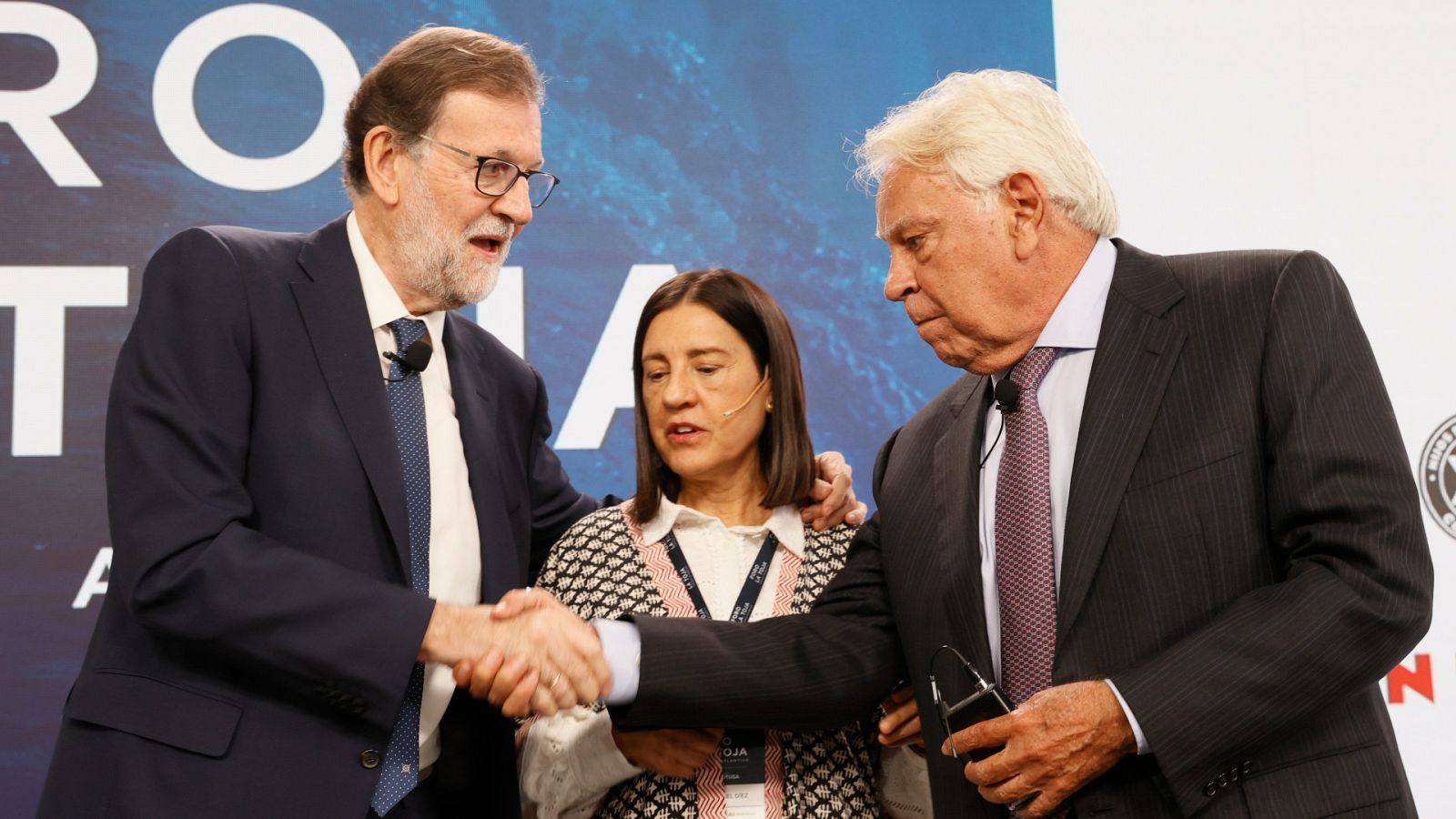 González y Rajoy discuten la situación económica en el Foro de la Toja
