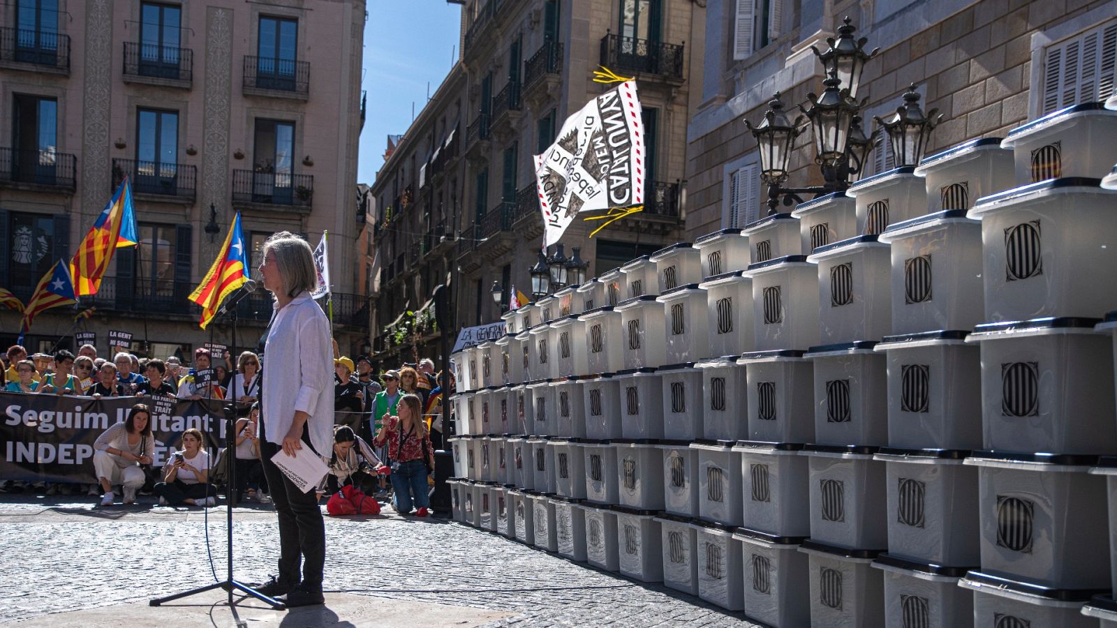 La ANC levanta en la plaza de Sant Jaume un muro de urnas utilizadas el 1-O