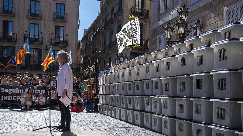 La ANC levanta en la plaza de Sant Jaume un muro de urnas utilizadas el 1-O