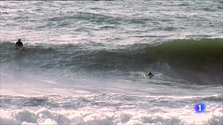 L'Informatiu - Els surfistes podran anar a l'aigua amb bandera vermella