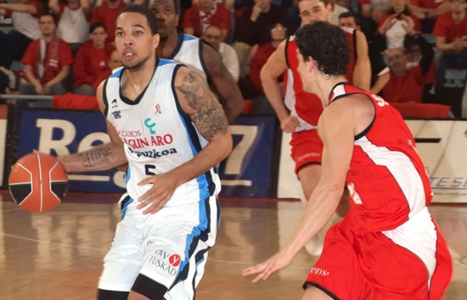 El Manresa ha pasado por encima del Lagun Aron y se sitúa en los puestos tranquilos de la tabla con 8 victoria, una más que los vascos.