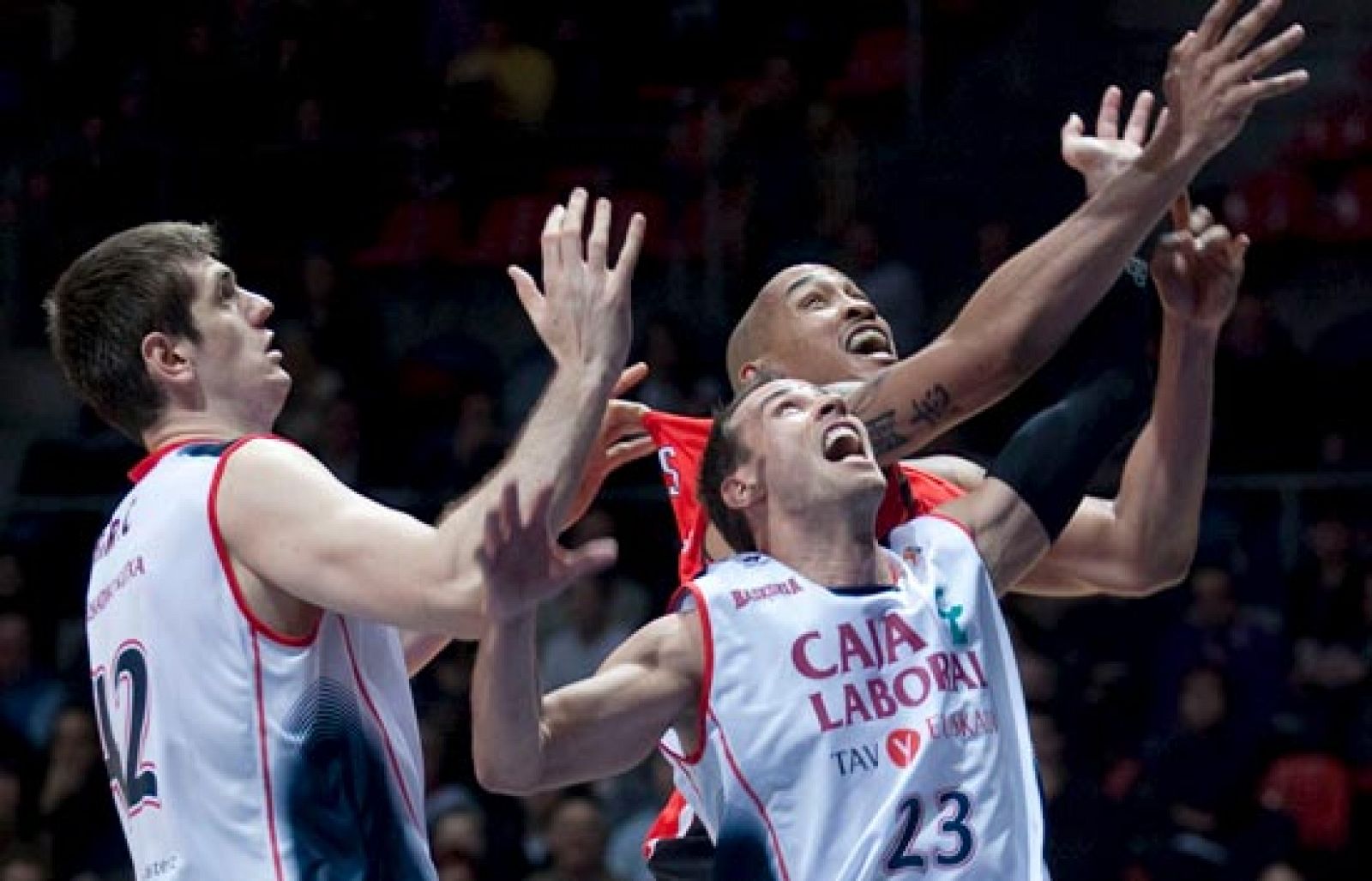 El despertar de Mirza Teletovic, en el tramo final del encuentro, acabó con la resistencia del CB Murcia y llevó al triunfo al Caja Laboral 