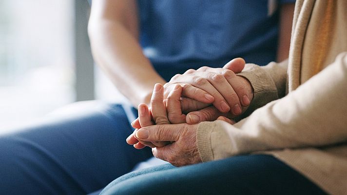 Telediario 1 - 'Cuidadoras invisibles': talleres virtuales para romper el aislamiento de quienes cuidan a personas enfermas