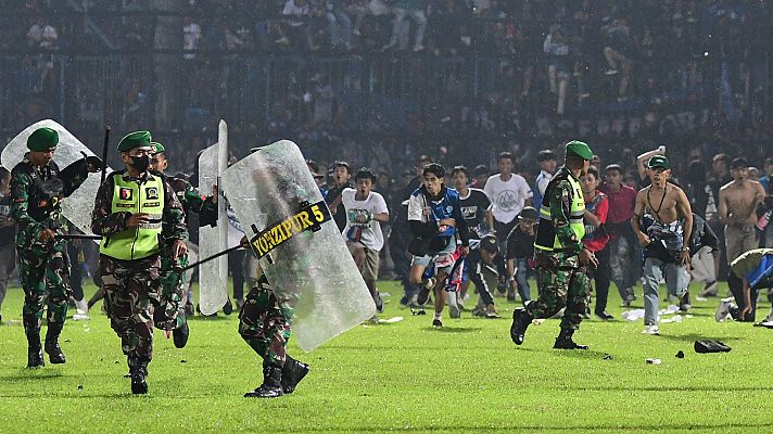 Telediario 1 - Una comisión independiente investigará los fallos cometidos en el estadio de fútbol de Indonesia