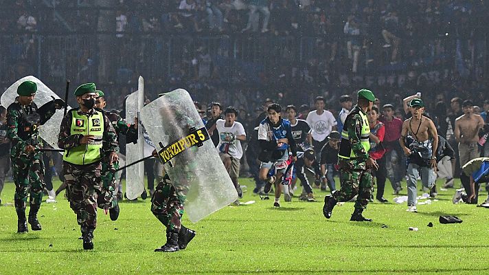 Una comisión independiente investigará los fallos cometidos en el estadio de fútbol de Indonesia