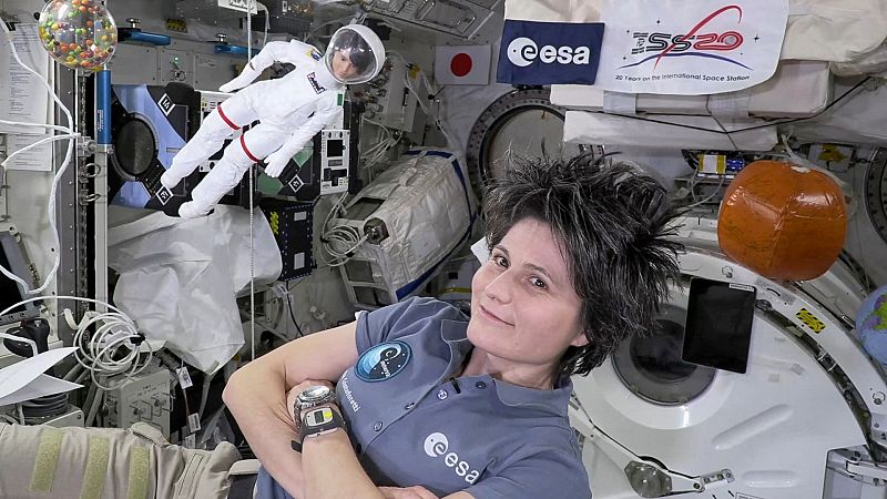 Samantha Cristoforetti y su muñeca astronauta inspiran a las niñas a amar la ciencia