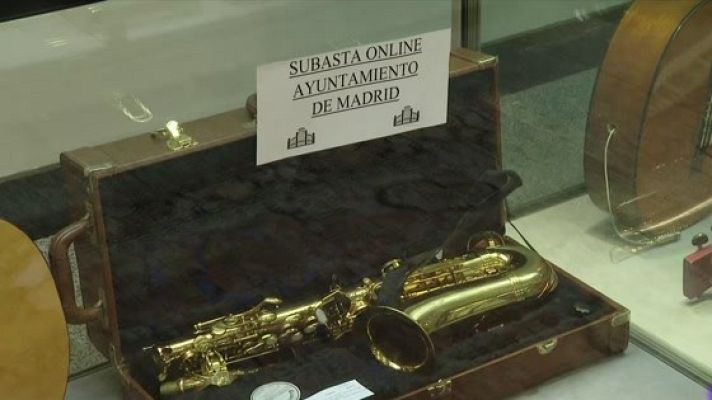 Telediario 1 - Miles de objetos perdidos en Madrid salen a subasta: rolex, gafas, joyas o un dron