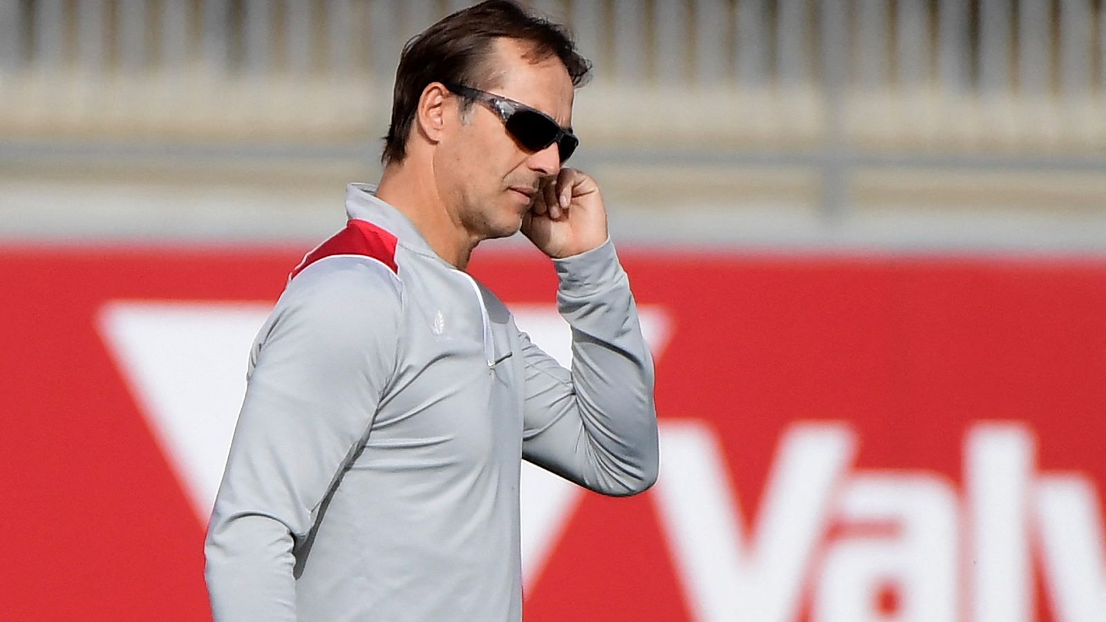 La afición sevillista apoya a Lopetegui antes de su despedida