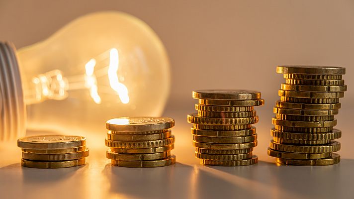 Telediario 2 - Imagen de unas bombillas junto a unas monedas