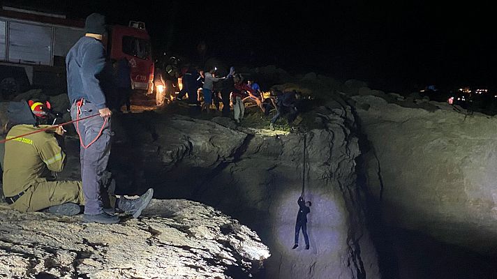 Desaparecen decenas de migrantes en el mar Egeo tras el naufragio del velero en el que se encontraban