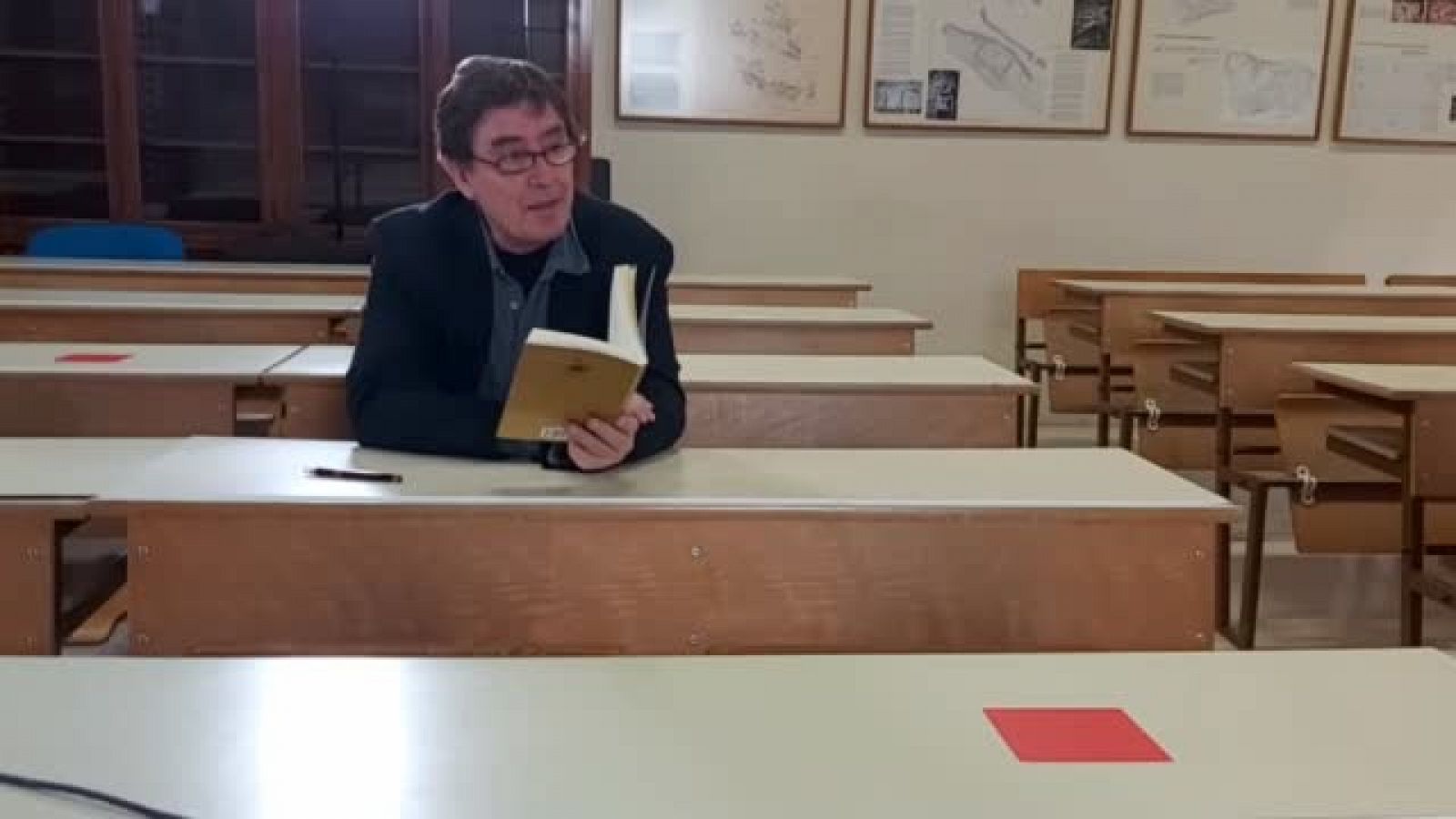 Luis García Montero lee el poema "La inmortalidad" | Ver