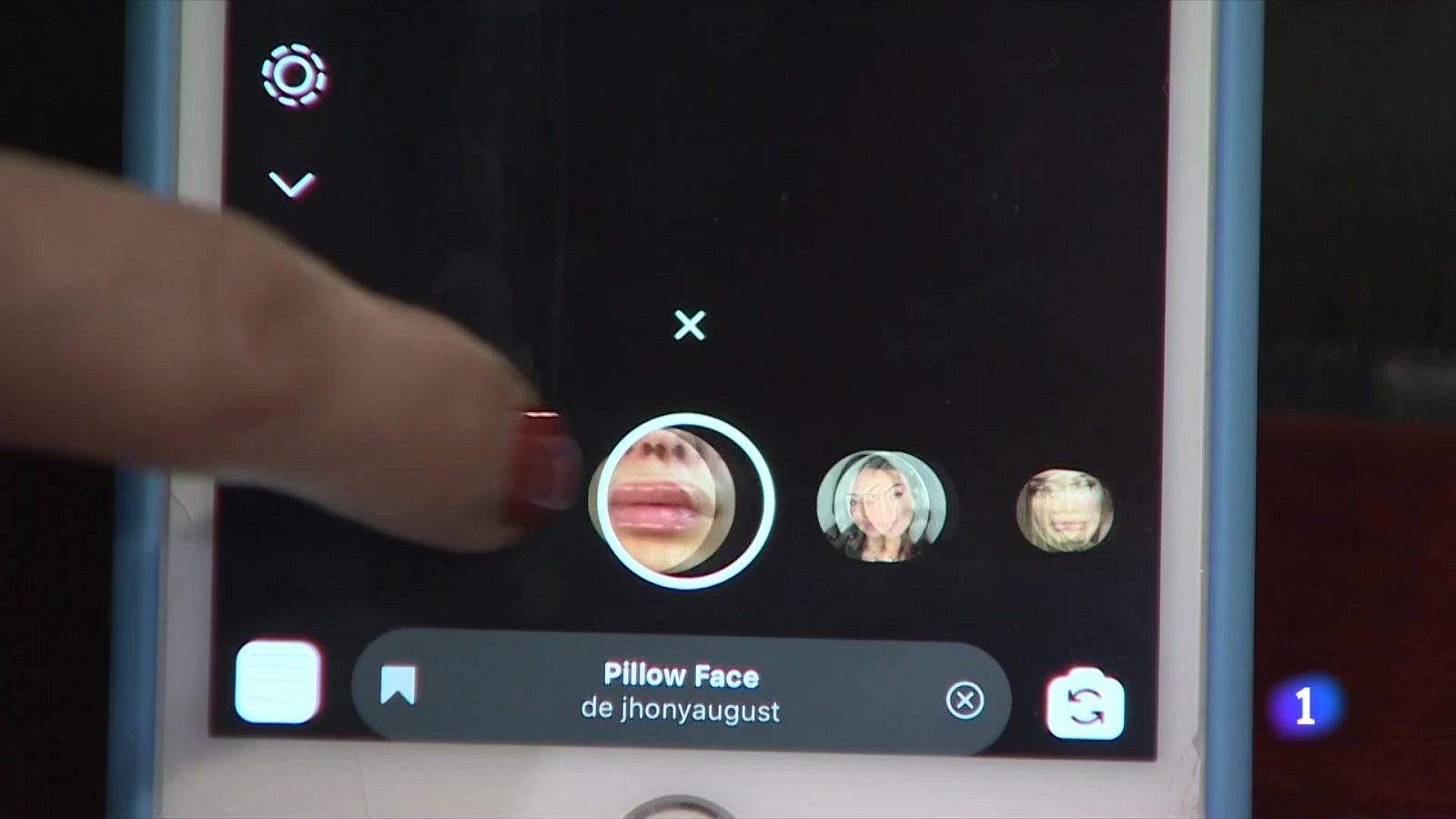 Noies menors de 25 anys que volen aconseguir tenir el rostre dels filtres d'Instagram