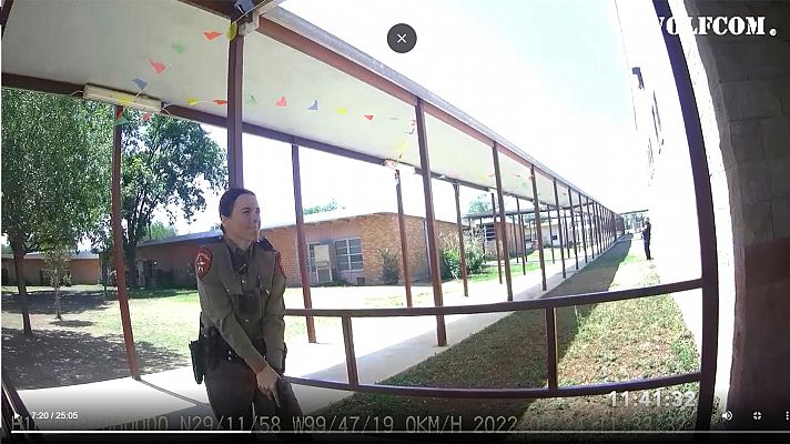 Telediario 2 - Una agente decidió no actuar al llegar al tiroteo de Uvalde, Texas
