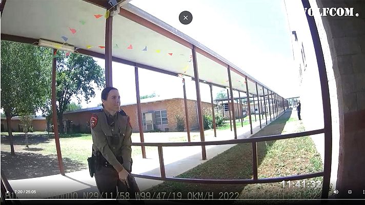 Telediario 2 - Una agente decidió no actuar al llegar al tiroteo de Uvalde, Texas