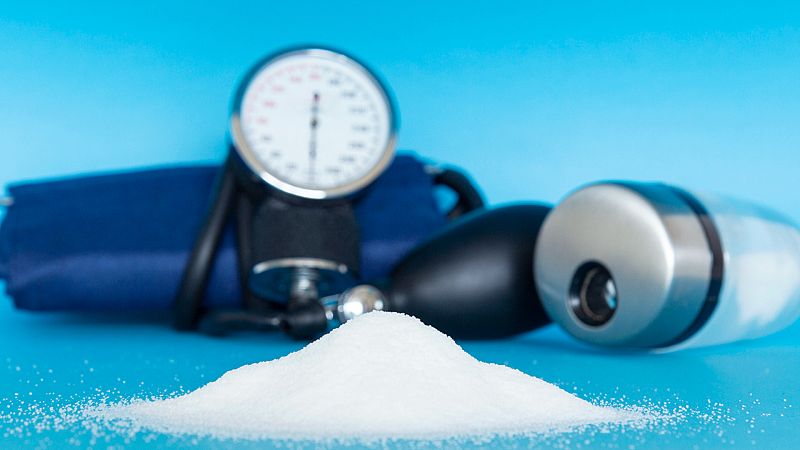 Descubre cómo y cuánto influye la sal en la tensión arterial 