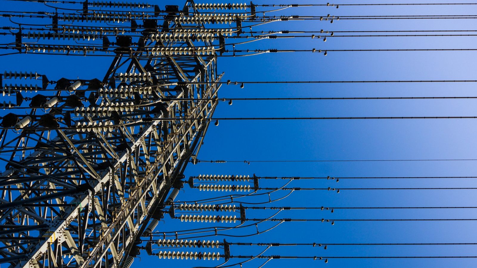 Pedro Sánchez defiende el ahorro conseguido con la 'excepción ibérica' y propone aplicarla al conjunto de países europeos.