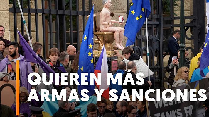 Manifestantes piden ante la cumbre de Praga más armas para los ucranianos