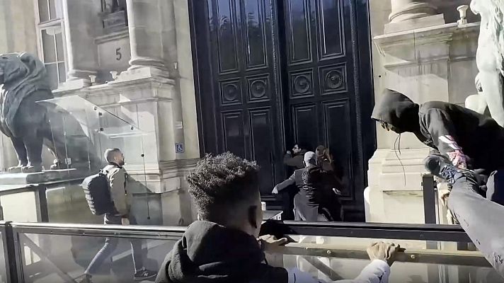 Telediario 2 - Un grupo de migrantes irrumpe en el Ayuntamiento de París pidiendo "viviendas dignas"