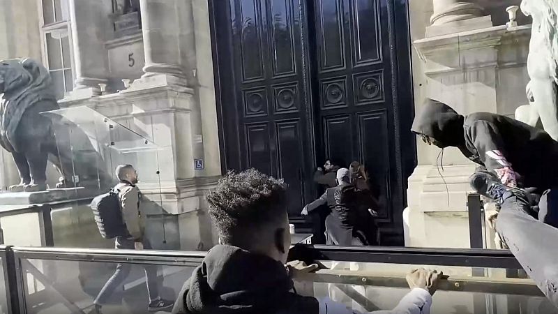Un grupo de migrantes irrumpe en el Ayuntamiento de París pidiendo "viviendas dignas"
