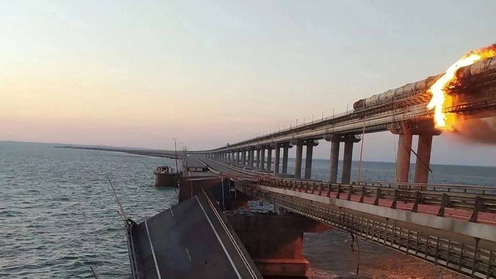 Una explosión causa un incendio en el puente de Crimea