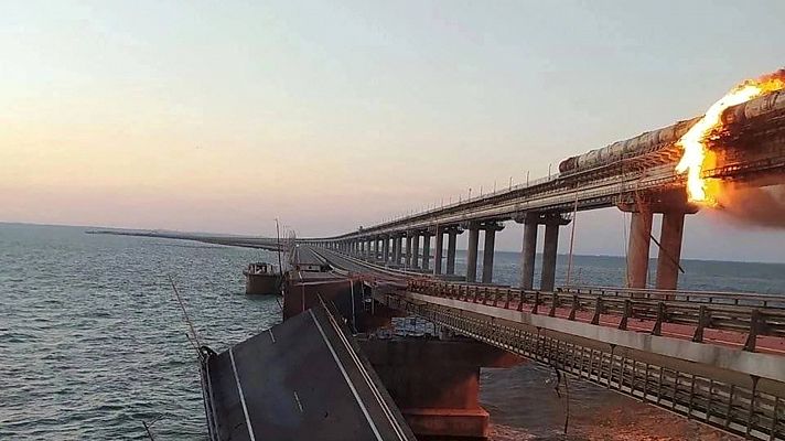 Una explosión causa un incendio en el estratégico puente de Crimea