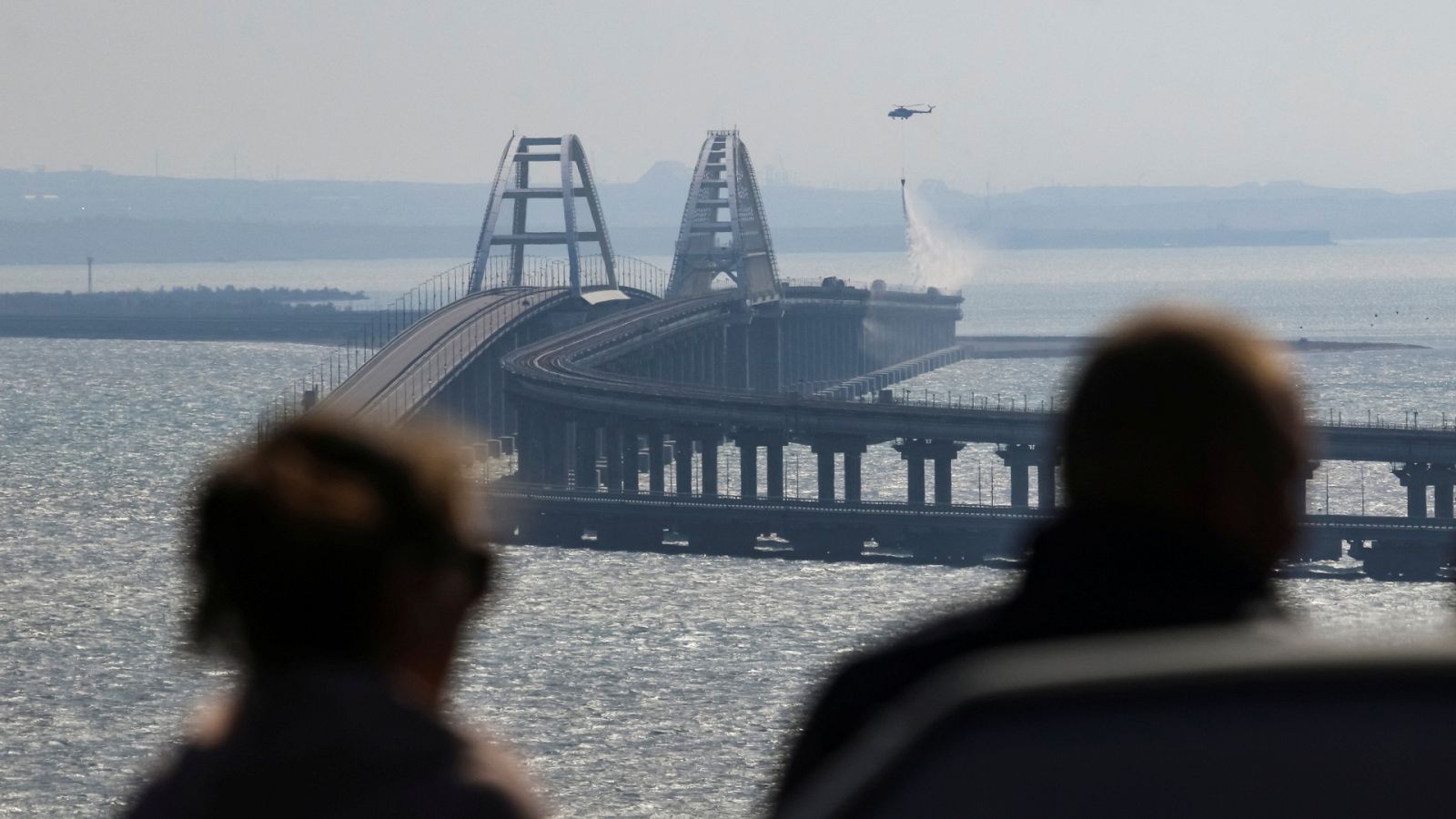 Una explosión destruye parte del puente de Crimea, símbolo de la anexión rusa de la península