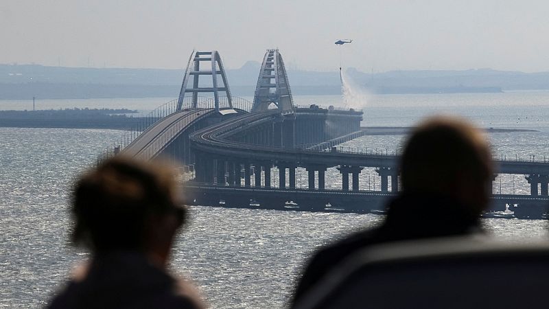 Una explosión destruye parte del puente de Crimea, símbolo de la anexión rusa de la península