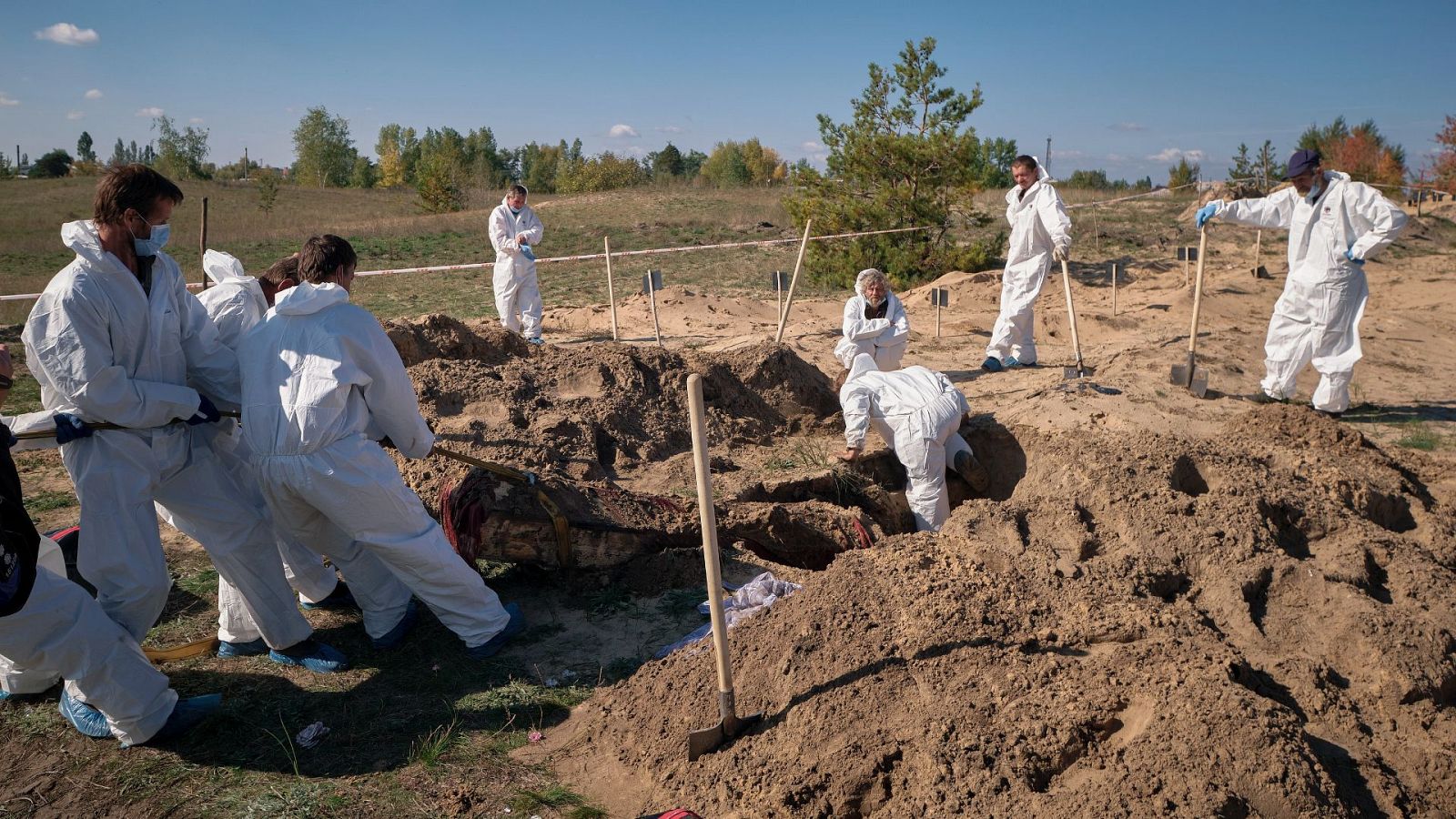 Hallan decenas de cuerpos en fosas comunes en la liberada ciudad ucraniana de Limán