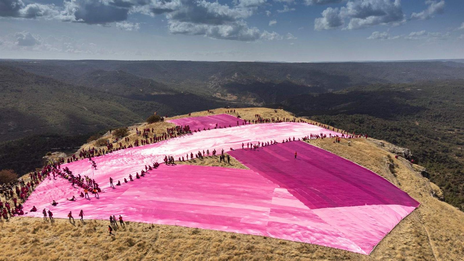 Logran el Récord Guinness del lazo rosa contra el cáncer más grande en Guadalajara