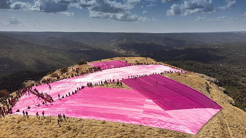 Logran el Récord Guinness del lazo contra el cáncer de mama más grande en Guadalajara