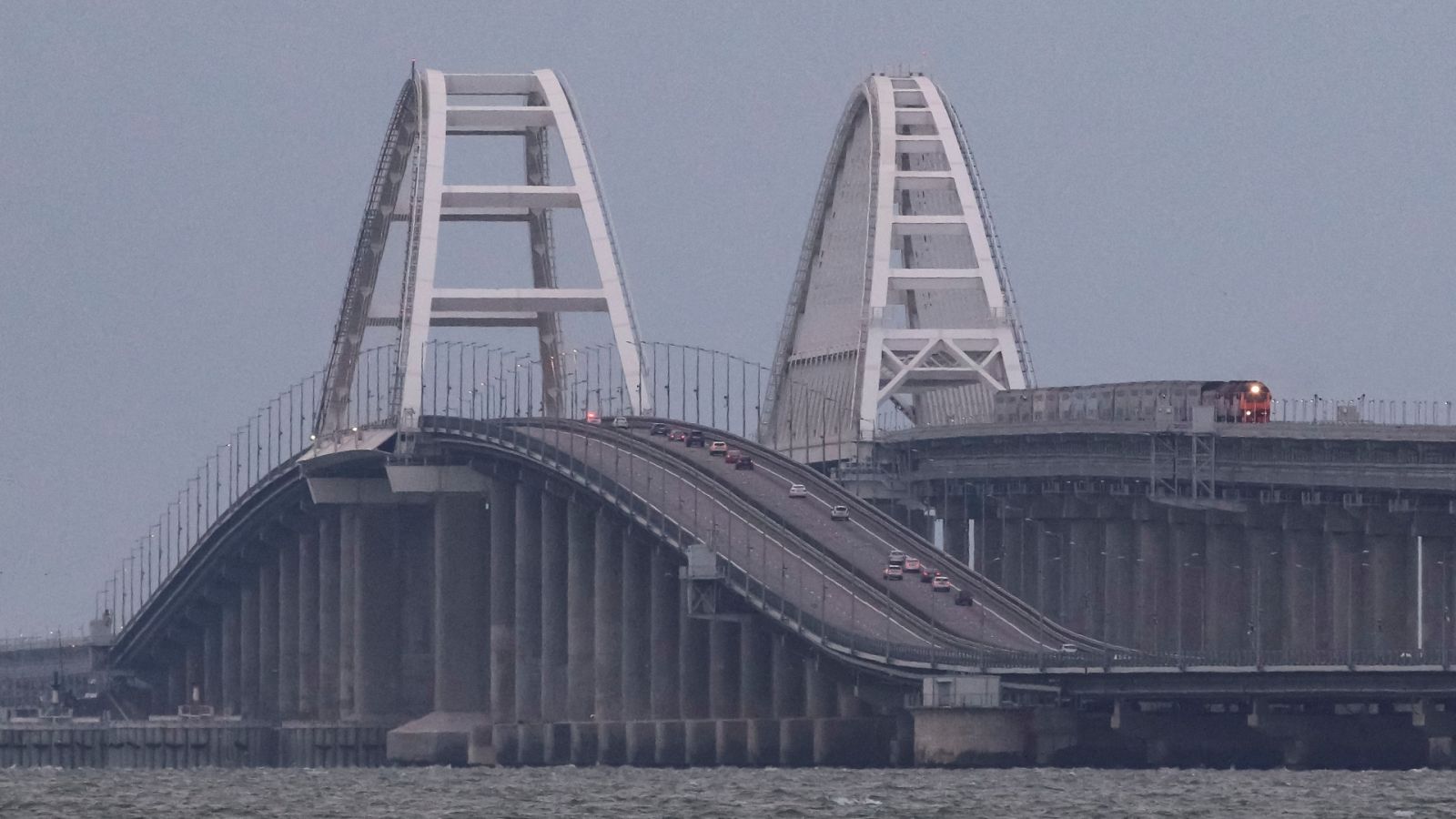 Guerra en Ucrania | Rusia busca reparar lo antes posible el puente de Crimea, reabierto parcialmente