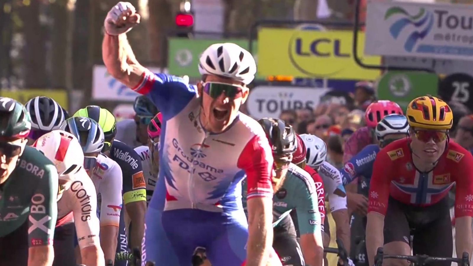 Arnaud Démare revalida su victoria en la París-Tours - ver ahora