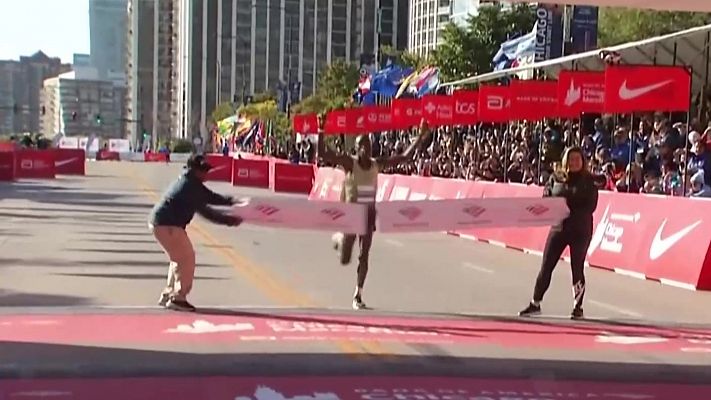 Benson Kipruto y Ruth Chepngetich ganan el Maratón de Chicago