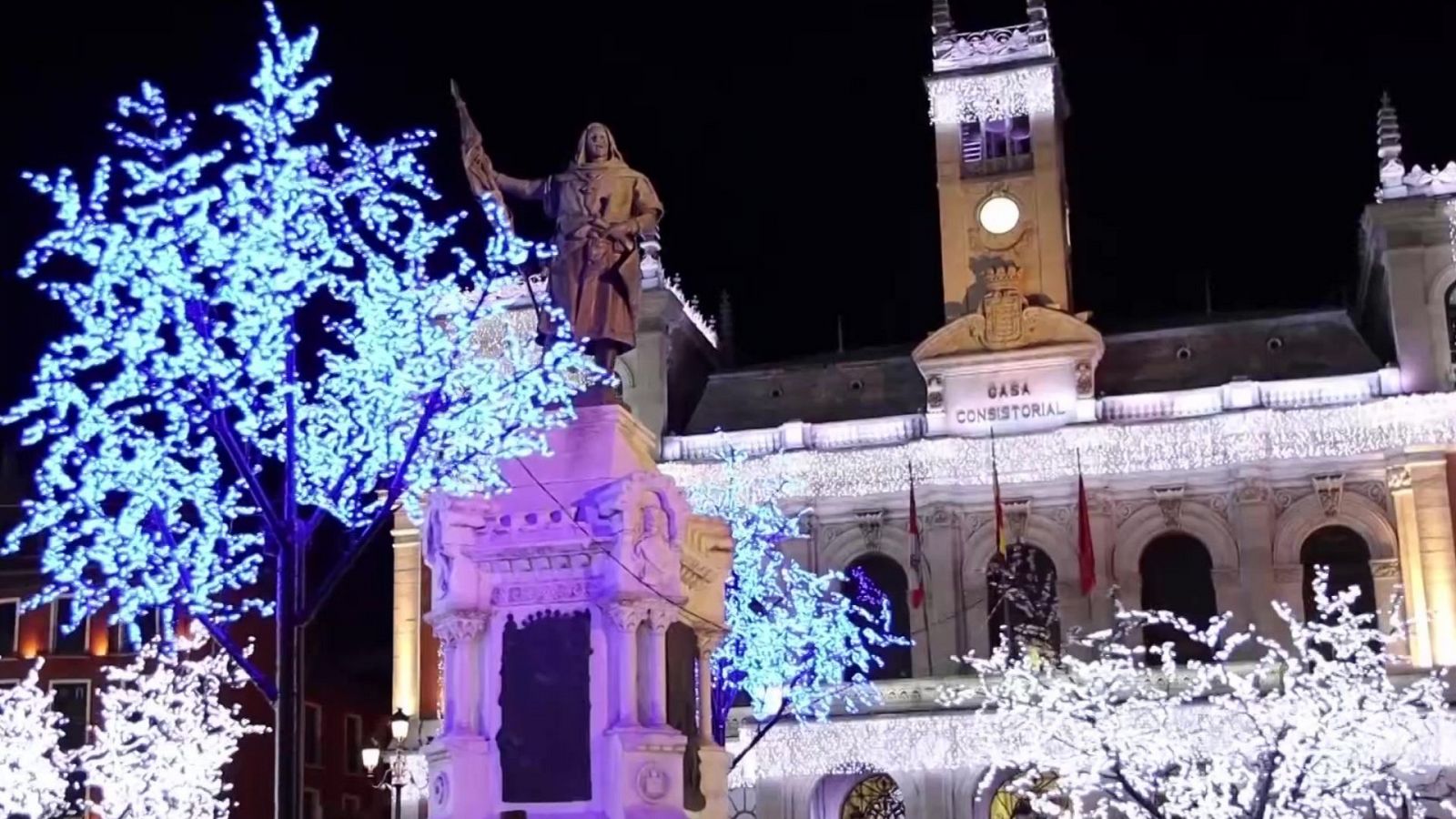 ¿Atrasar el encendido de las luces navideñas o recortar horas?