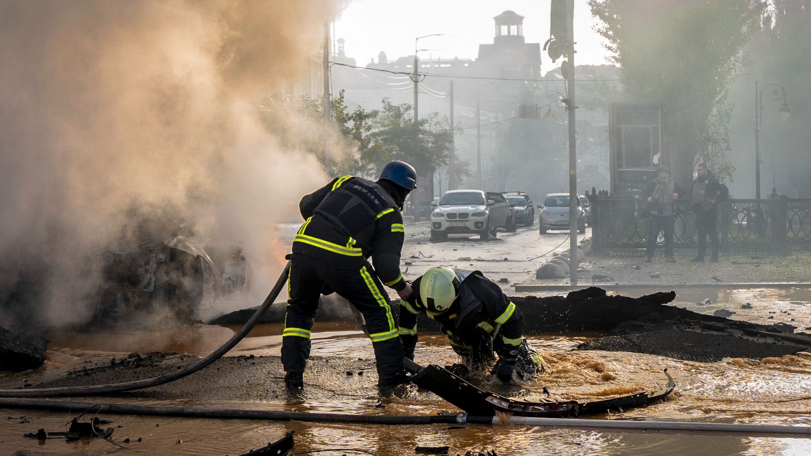 Los bombardeos vuelven a gran parte de Ucrania: "Para que nos vamos a ir, un misil te encuentra en cualquier lado"