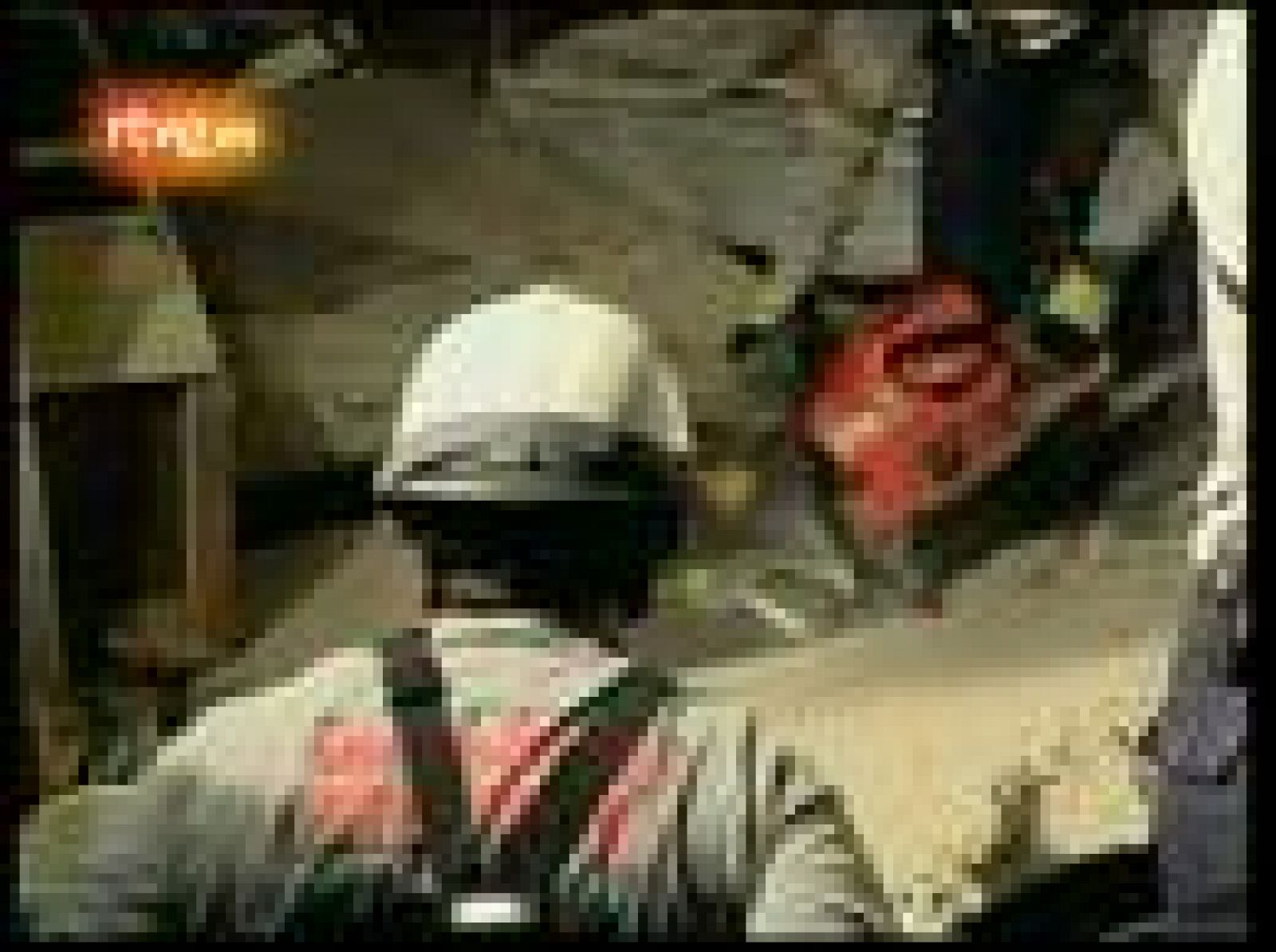 Cinco días después del devastador terremoto que ha reducido a la nada Haití, continúan rescatando personas con vida de entre los escombros, como estos dos pequeños que estaban sepultados bajo varios bloques de hormigón.