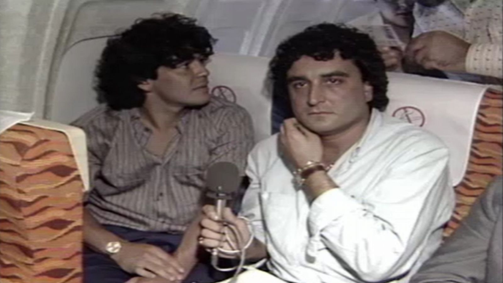 Pepe Ruiz Orland entrevista a Maradona en el avión que le lleva por primera vez a Nápoles