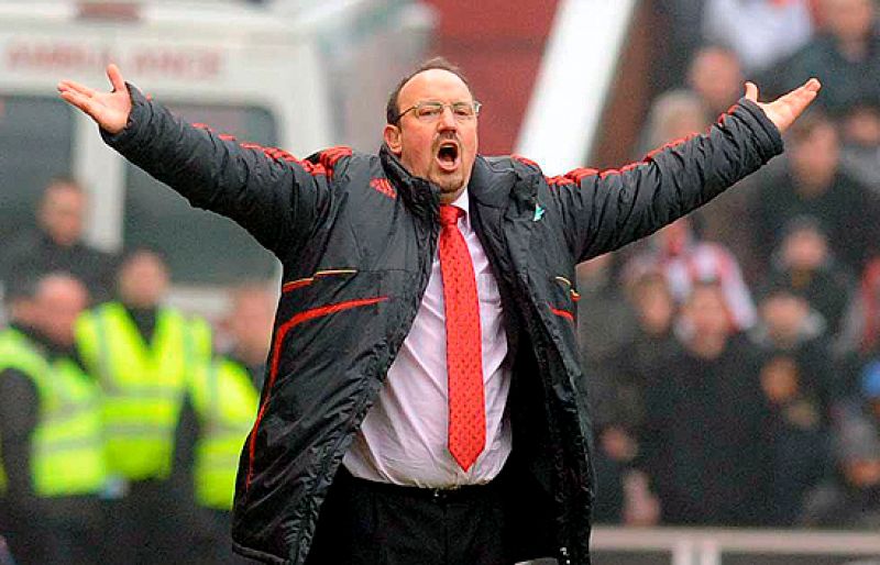 El entrenador del Liverpool, Rafa Benitez, reitera indignado a un periodista inglés que todo el estadio vio un penalti que el árbitro no pitó al final del partido.